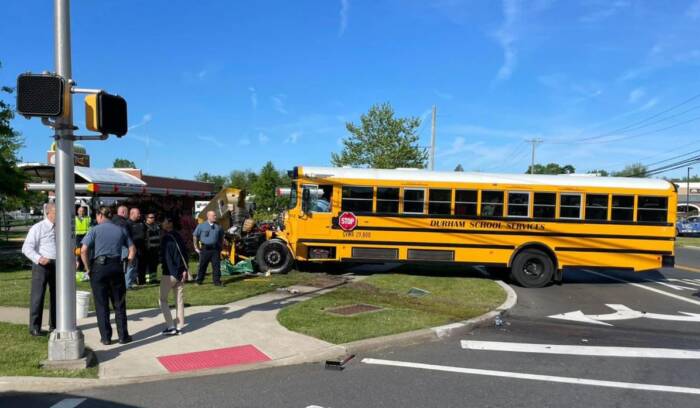 Polícia busca testemunhas do acidente com 4 veículos envolvendo 2 ônibus escolares em Howell
