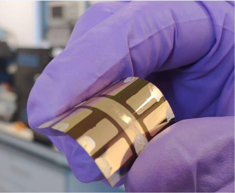 Applying perovskite solar cells onto BIPV steel products