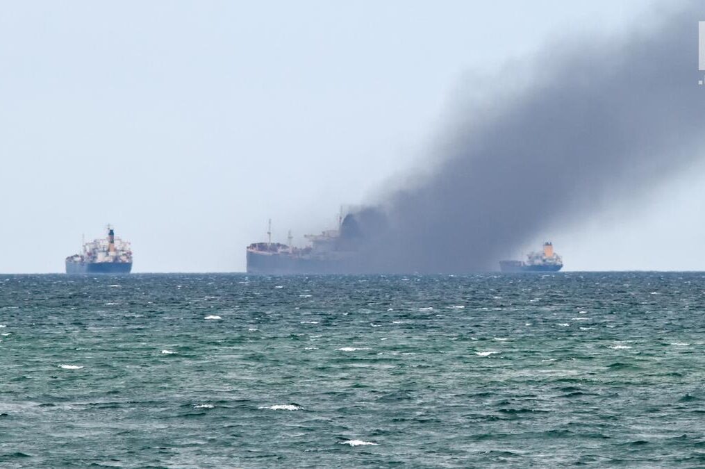 Kapal Pengangkut BBM Pertamina Terbakar saat Labuh Jangkar di Pelabuhan Ampenan, 14 Kru Dipastikan Selamat